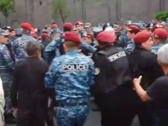 Полиция спровоцировала давку около мэрии Еревана (видео)